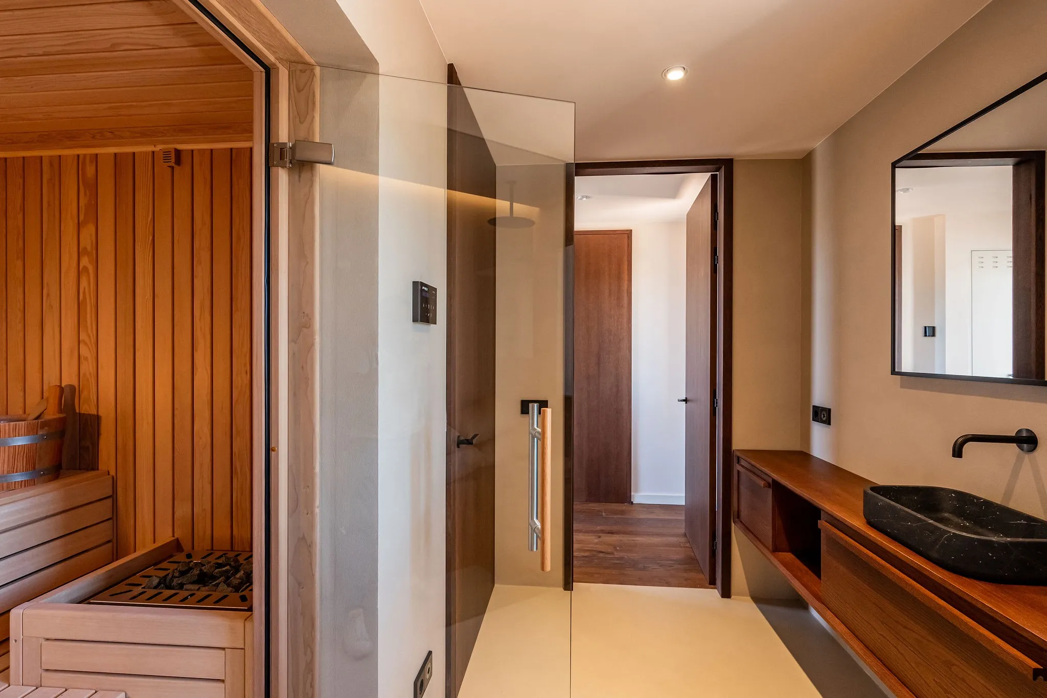 Elegant byhus med elevator, tagterrasse og pool-7