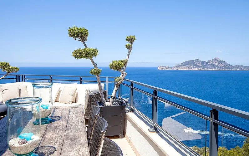 Penthouse with 360-degree sea and harbour views