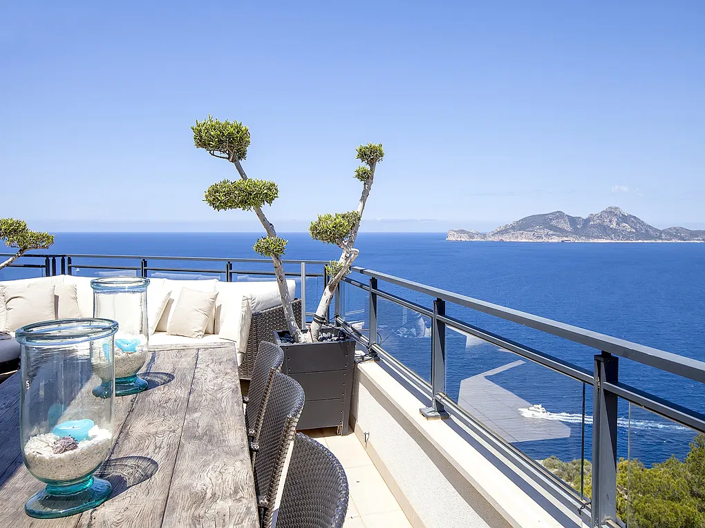 Penthouse with 360-degree sea and harbour views-1