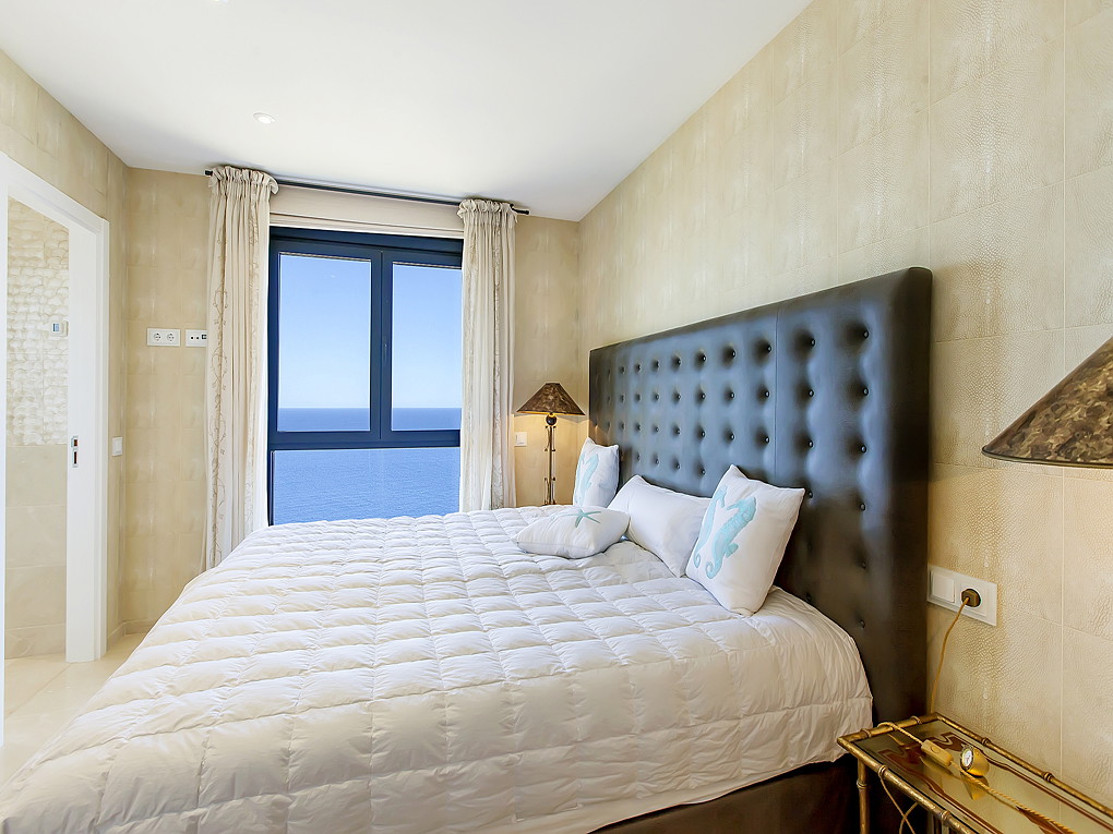 Penthouse with 360-degree sea and harbour views-10