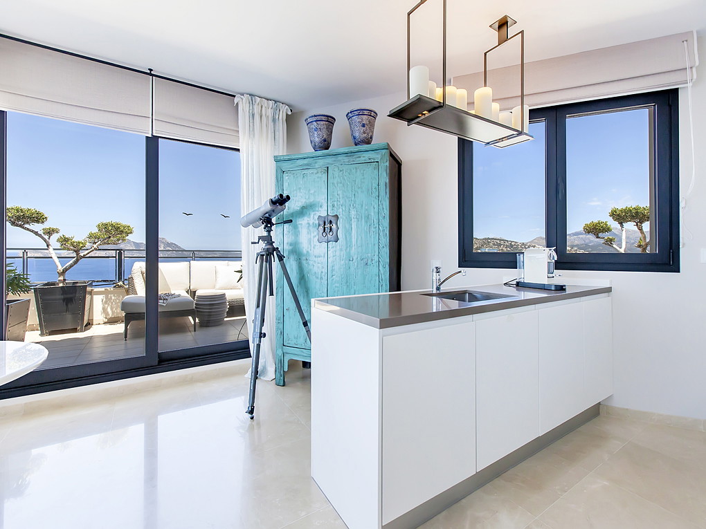 Penthouse with 360-degree sea and harbour views-7
