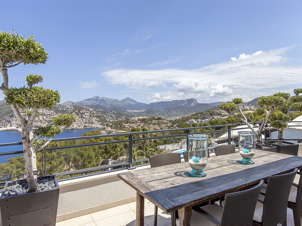 Penthouse with 360-degree sea and harbour views-15