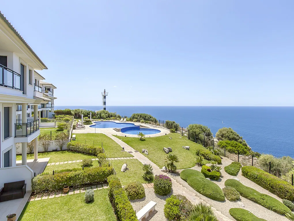 Penthouse with 360-degree sea and harbour views-8