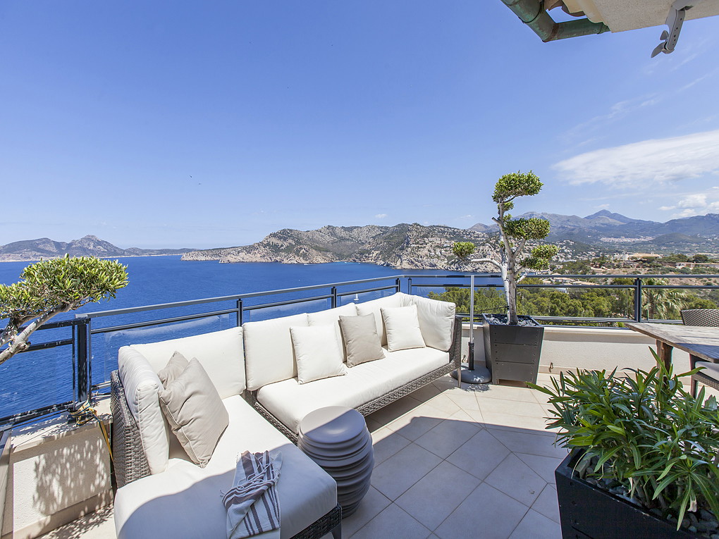 Penthouse with 360-degree sea and harbour views-14