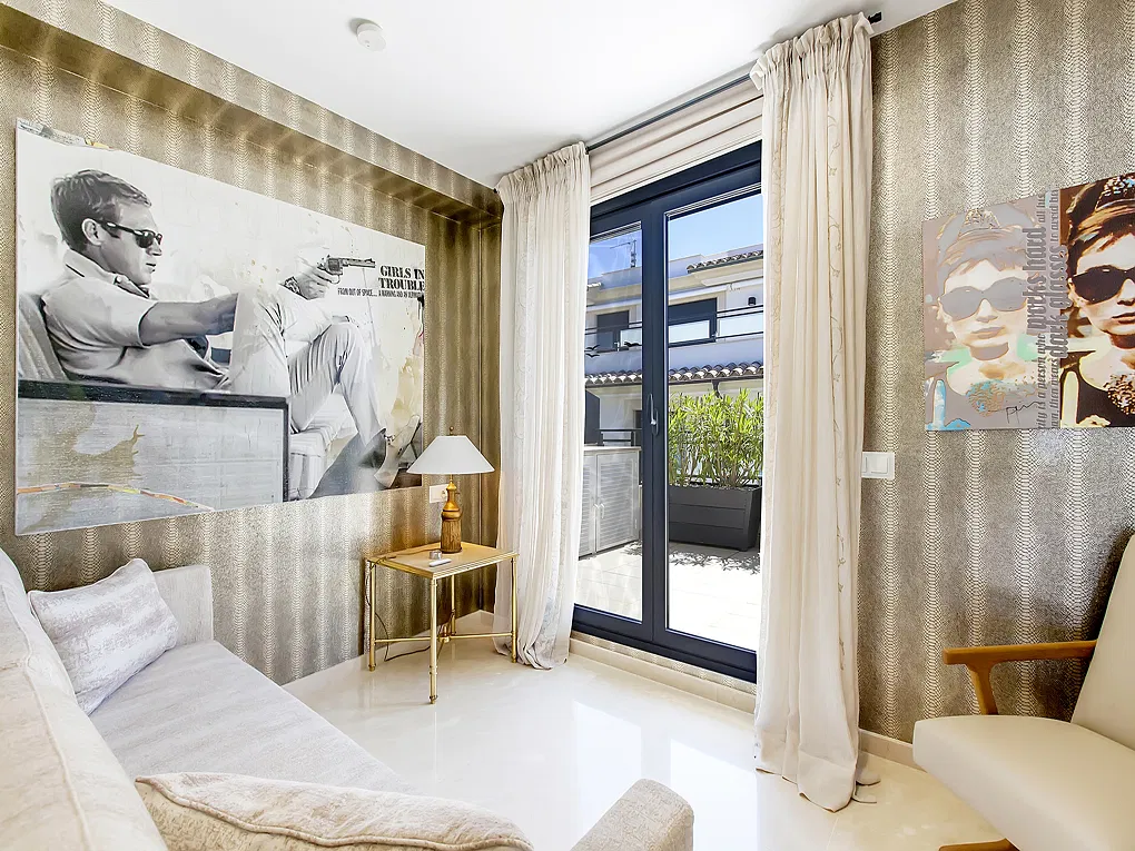 Penthouse with 360-degree sea and harbour views-13