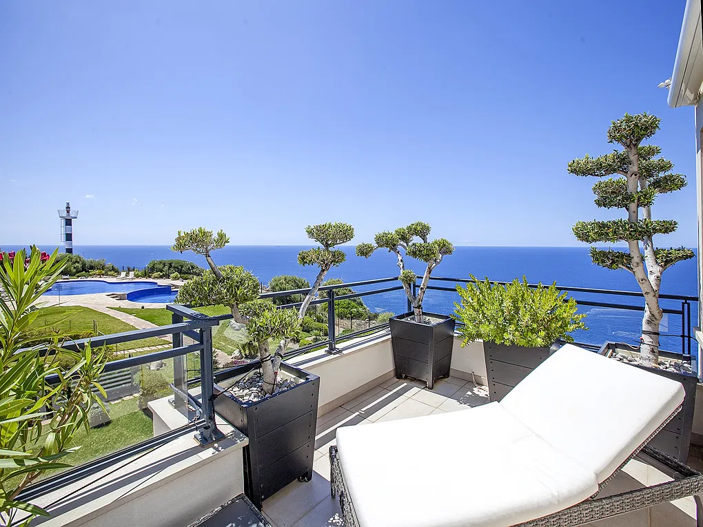 Penthouse with 360-degree sea and harbour views-9