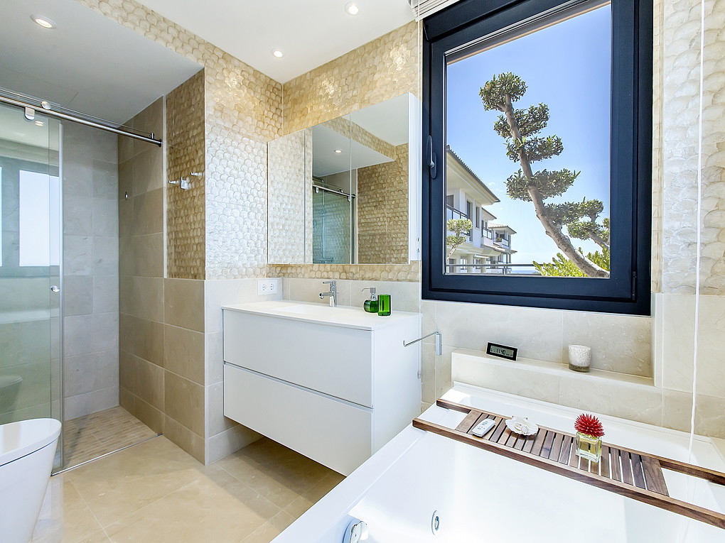 Penthouse with 360-degree sea and harbour views-11