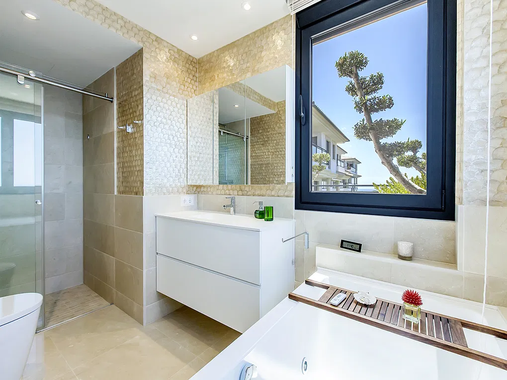 Penthouse with 360-degree sea and harbour views-11