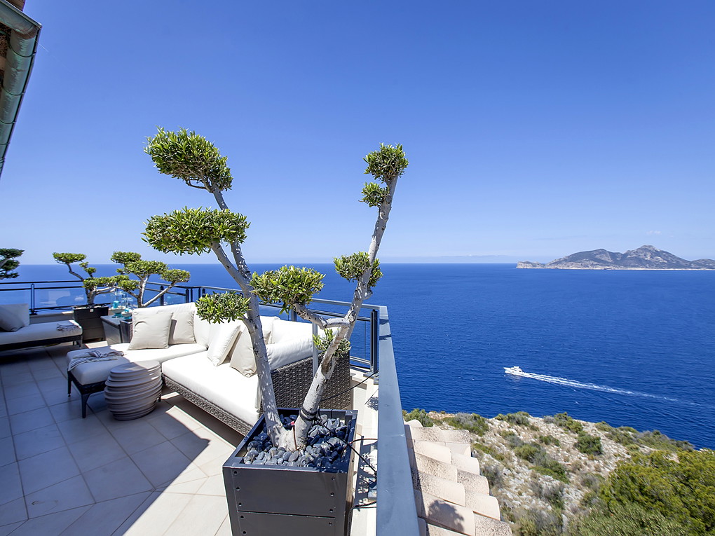 Penthouse with 360-degree sea and harbour views-18
