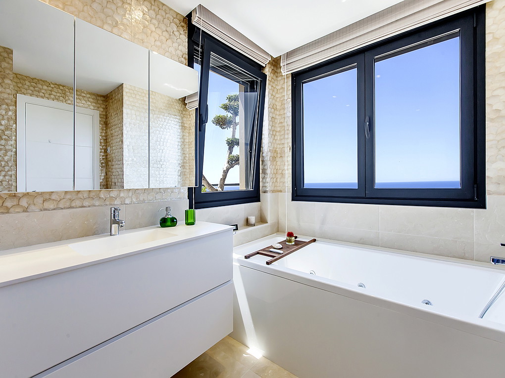 Penthouse with 360-degree sea and harbour views-12