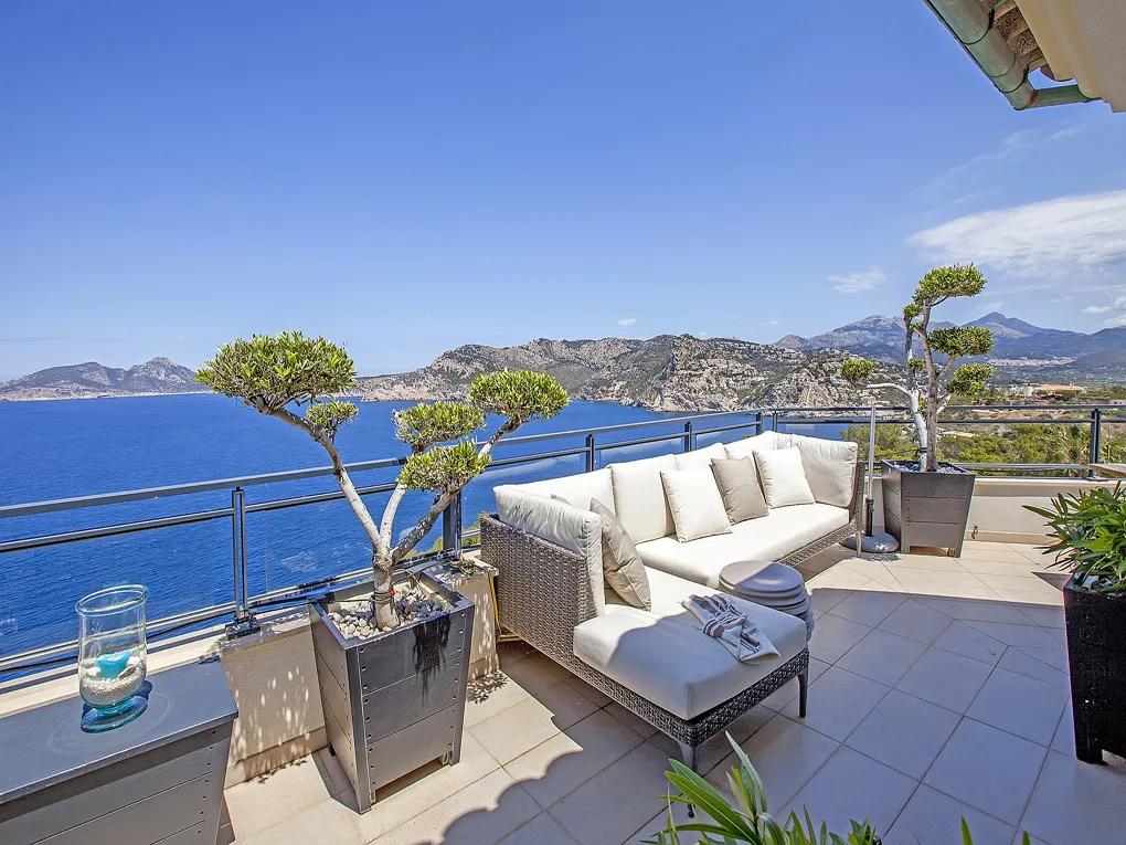 Penthouse with 360-degree sea and harbour views-4