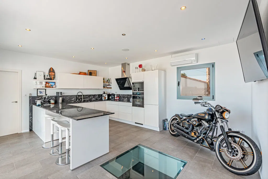Villa, flooded with light, magnificent sea views-5