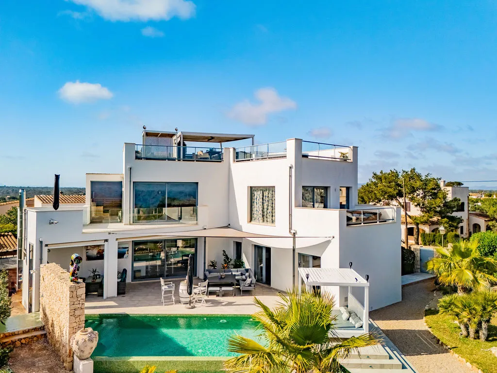 Villa inundada de luz natural con vistas al mar-3