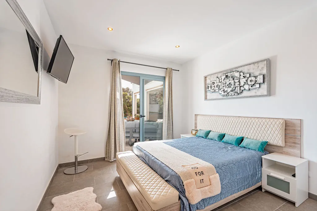 Villa, flooded with light, magnificent sea views-11