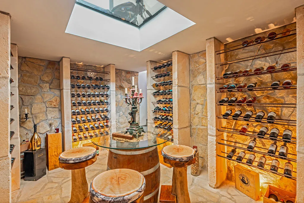 Villa inundada de luz natural con vistas al mar-6