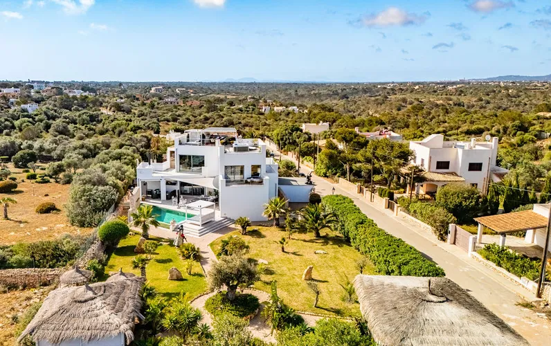 Lichtovergoten villa met prachtig uitzicht op zee