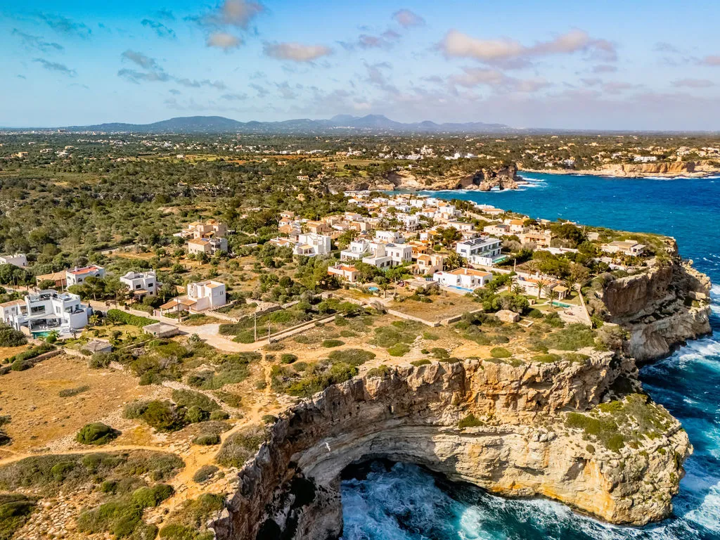 Villa inundada de luz natural con vistas al mar-4