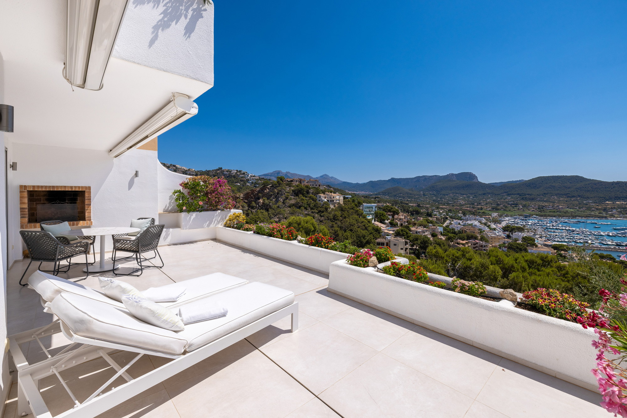 Modern flat with stunning views of the harbour, sea and mountains in Port Andratx-23