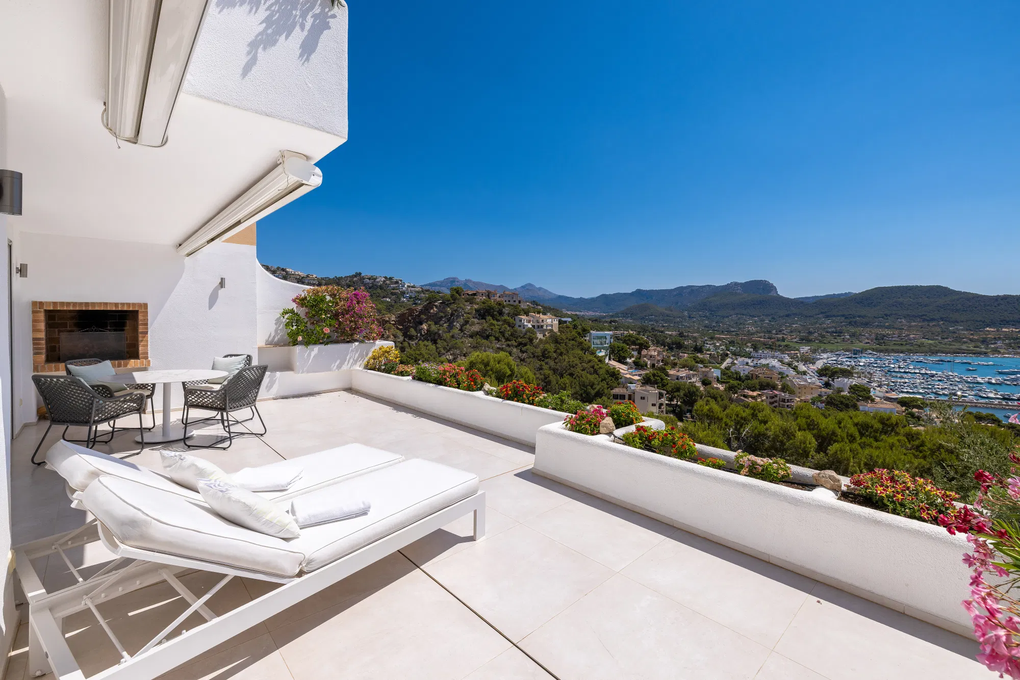 Modern flat with stunning views of the harbour, sea and mountains in Port Andratx-23