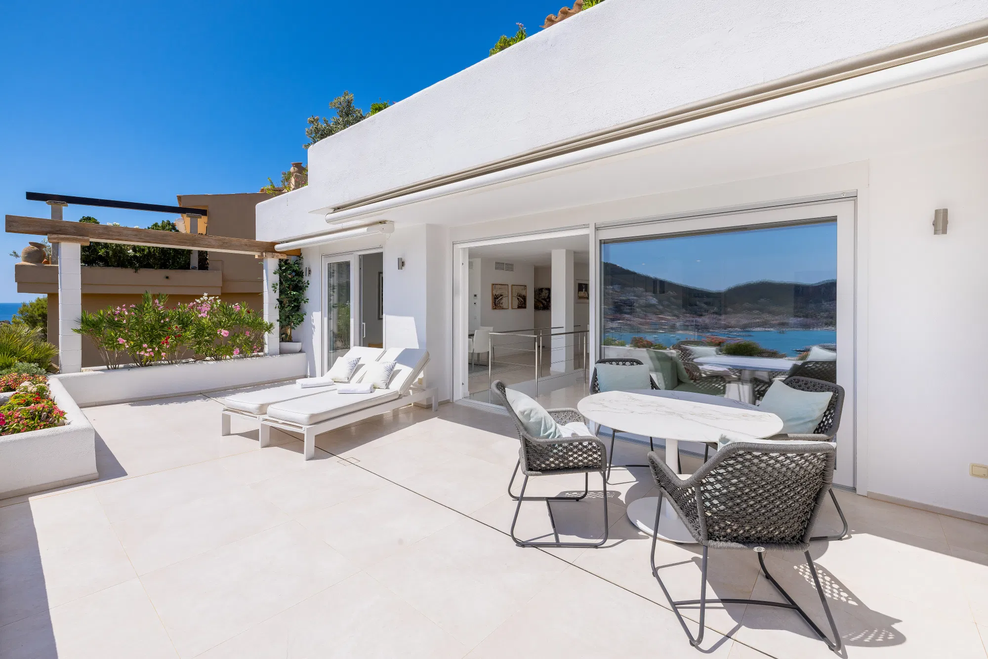 Modern flat with stunning views of the harbour, sea and mountains in Port Andratx-4