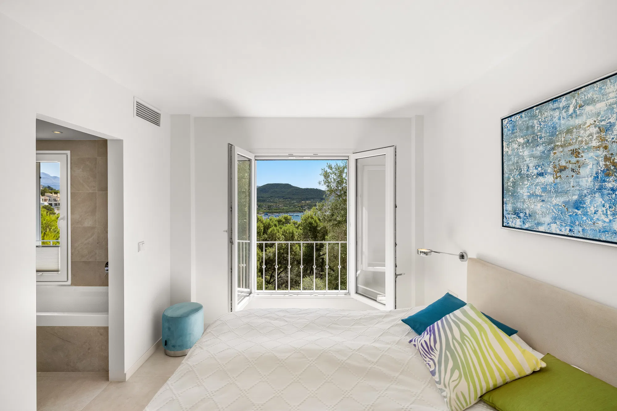 Modern flat with stunning views of the harbour, sea and mountains in Port Andratx-13