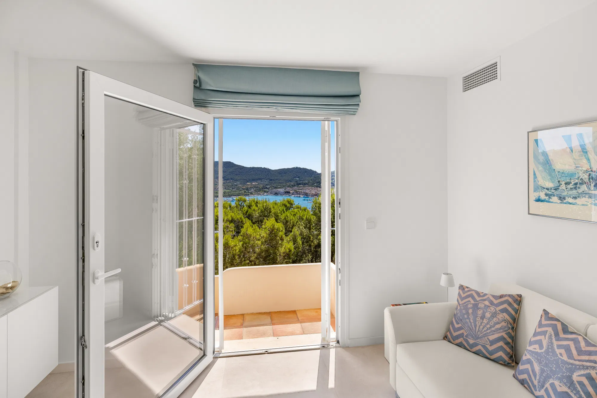 Modern flat with stunning views of the harbour, sea and mountains in Port Andratx-17