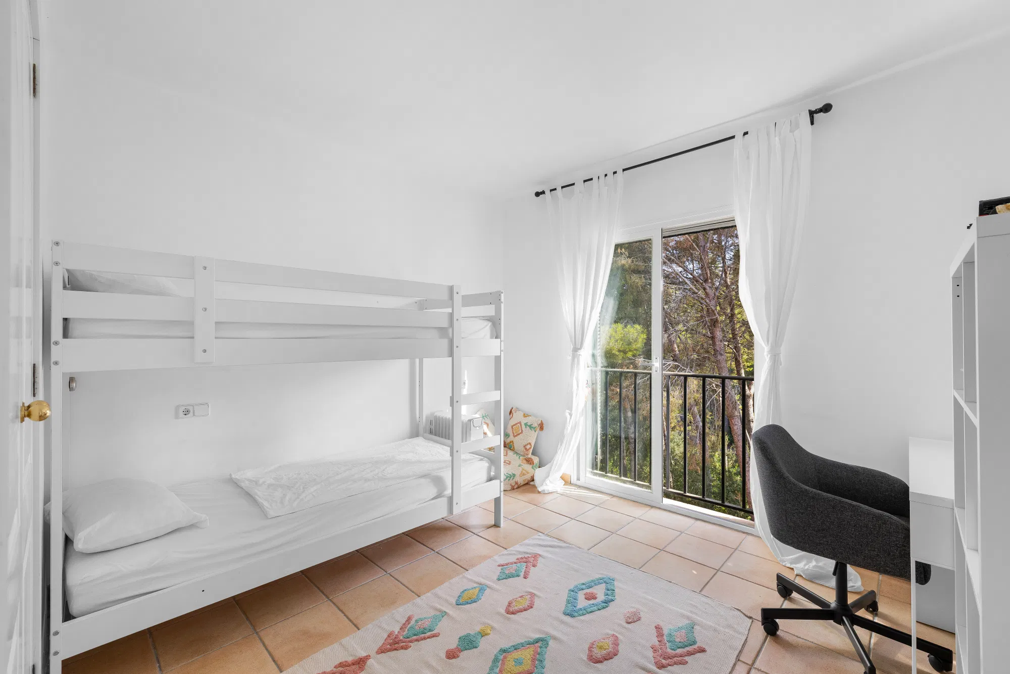 Charming end-of-terrace house in Camp de Mar – right next to the golf course-11