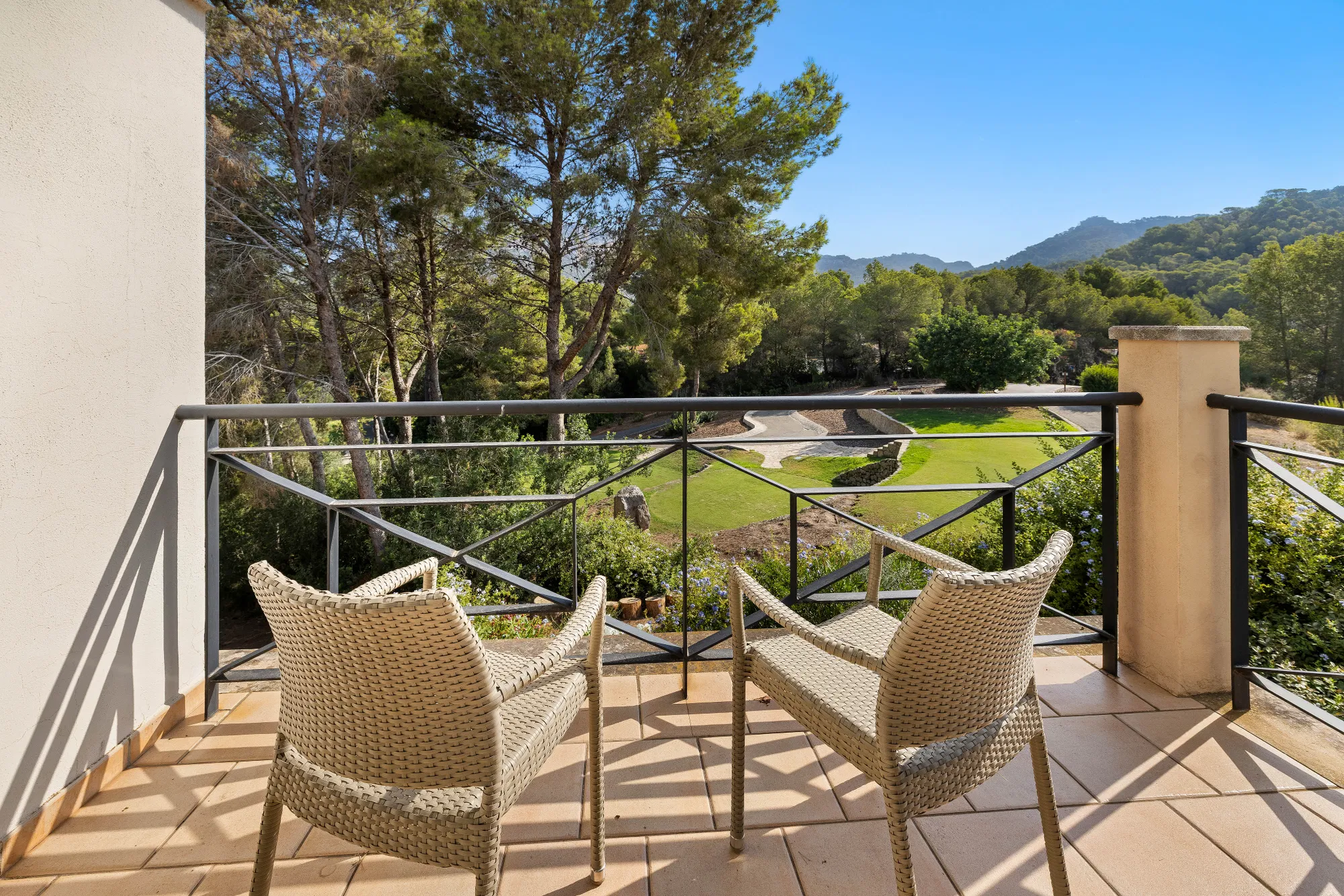 Charming end-of-terrace house in Camp de Mar – right next to the golf course-1