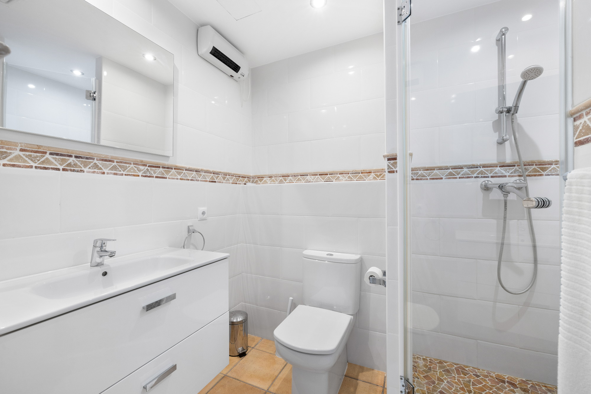 Charming end-of-terrace house in Camp de Mar – right next to the golf course-12