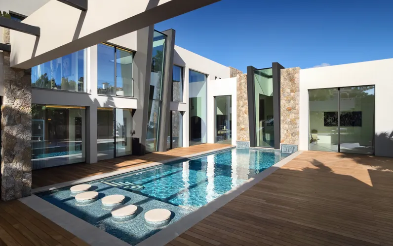 Nybygget villa af høj kvalitet i Nova Santa Ponsa - arkitektur, funktionalitet og middelhavsstil