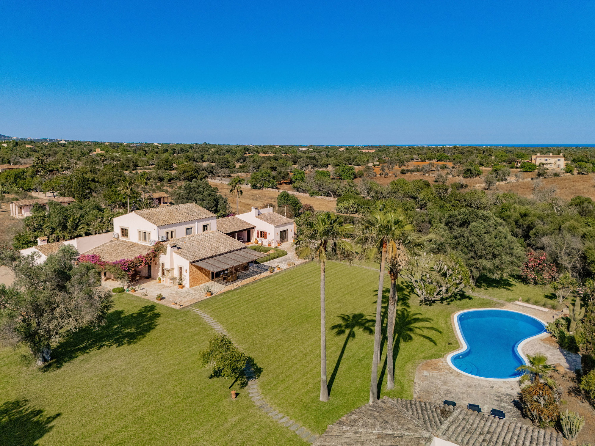 Affascinante finca in pietra naturale con giardino mediterraneo e pascolo per cavalli
