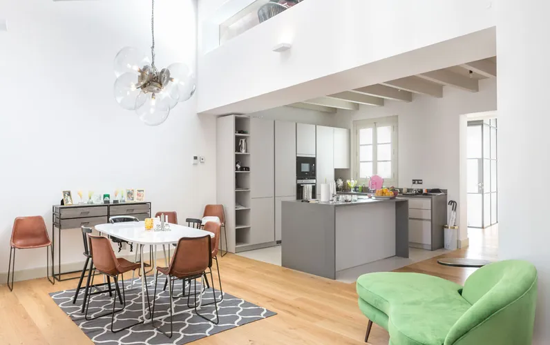 Atico duplex d'altes qualitats i moblat amb terrasses, ascensor i pàrquing a Sant Jaume