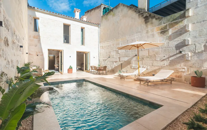 Ditt nya hem i Muro: Nyckelfärdigt hus med pool nära stranden