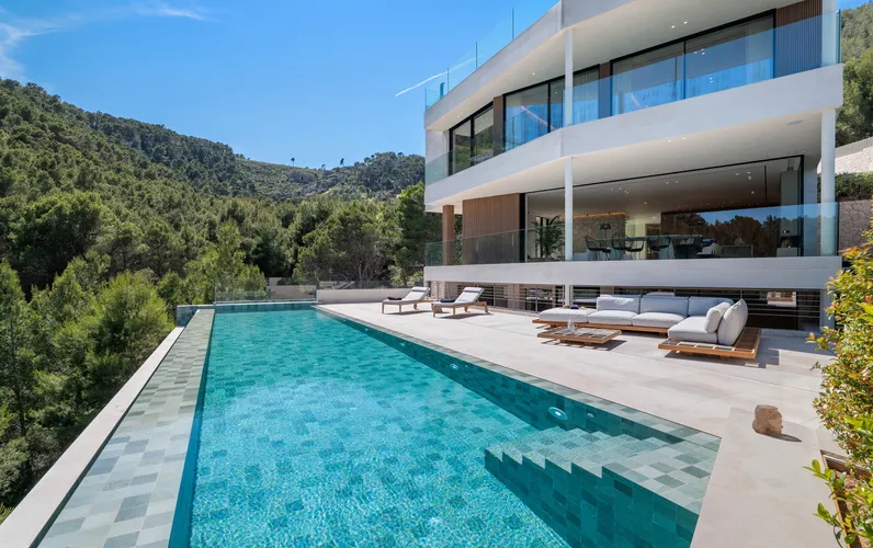 Ekskluzywna, nowo wybudowana willa z krytym basenem i dużym spa