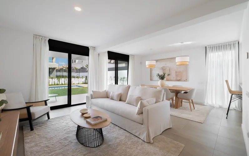 Nowo wybudowany dom w zabudowie bliźniaczej z basenem w Puig de Ros