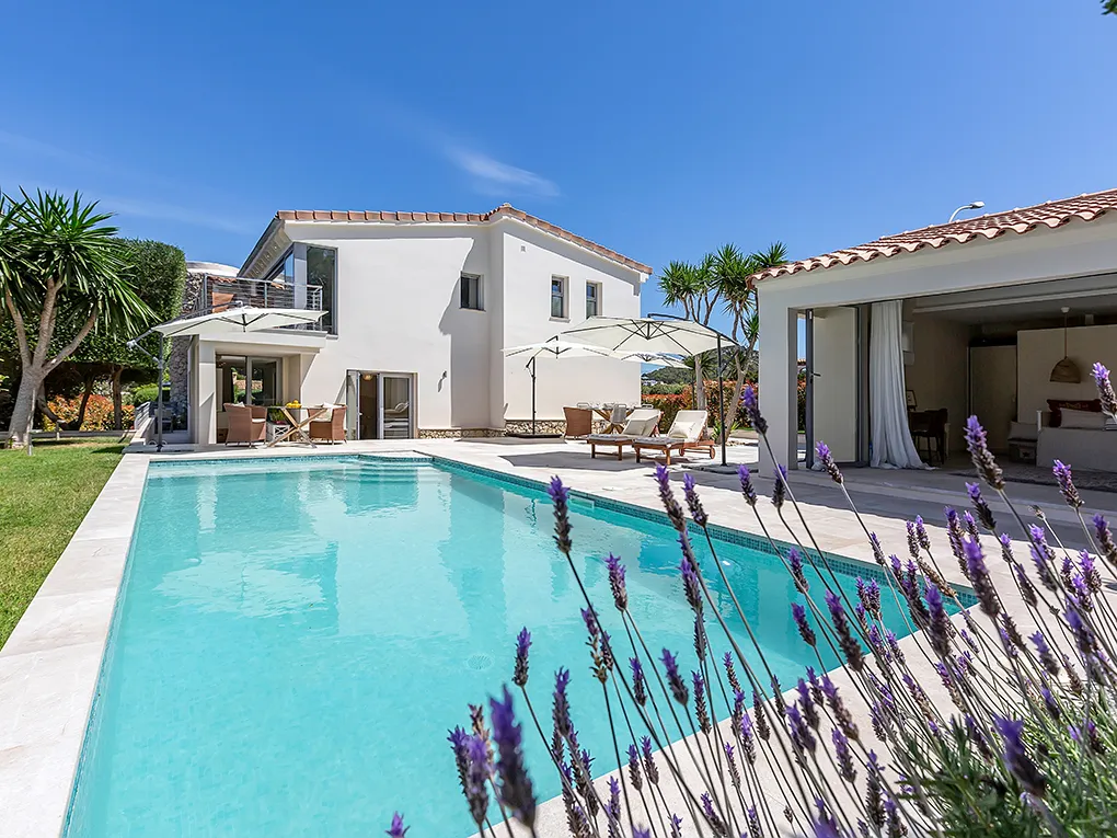 Mediterran moderne Villa mit Vermietungslizenz-1