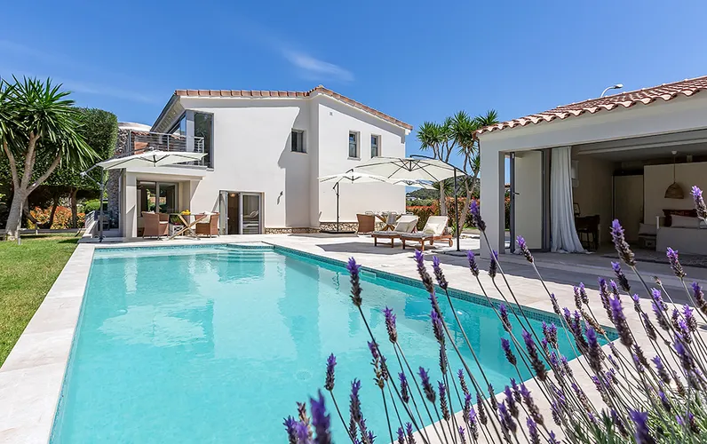 Modern medelhavsvilla med uthyrningslicens