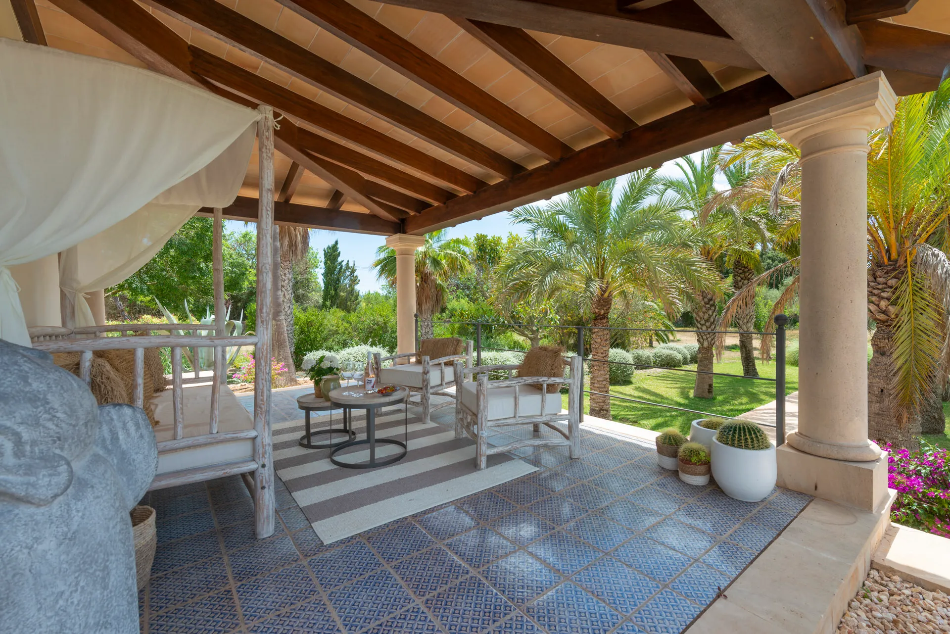 Idyllicznie położona nieruchomość w pobliżu Cas Concos-12