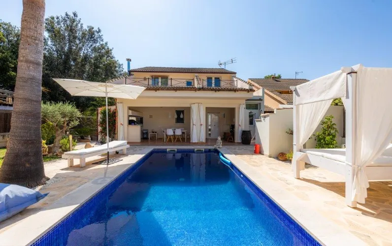 Charmante villa avec piscine à Crestatx