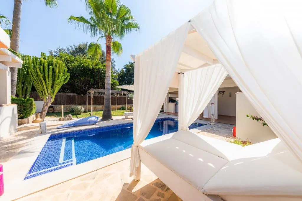 Encantadora villa con piscina en Crestatx-17