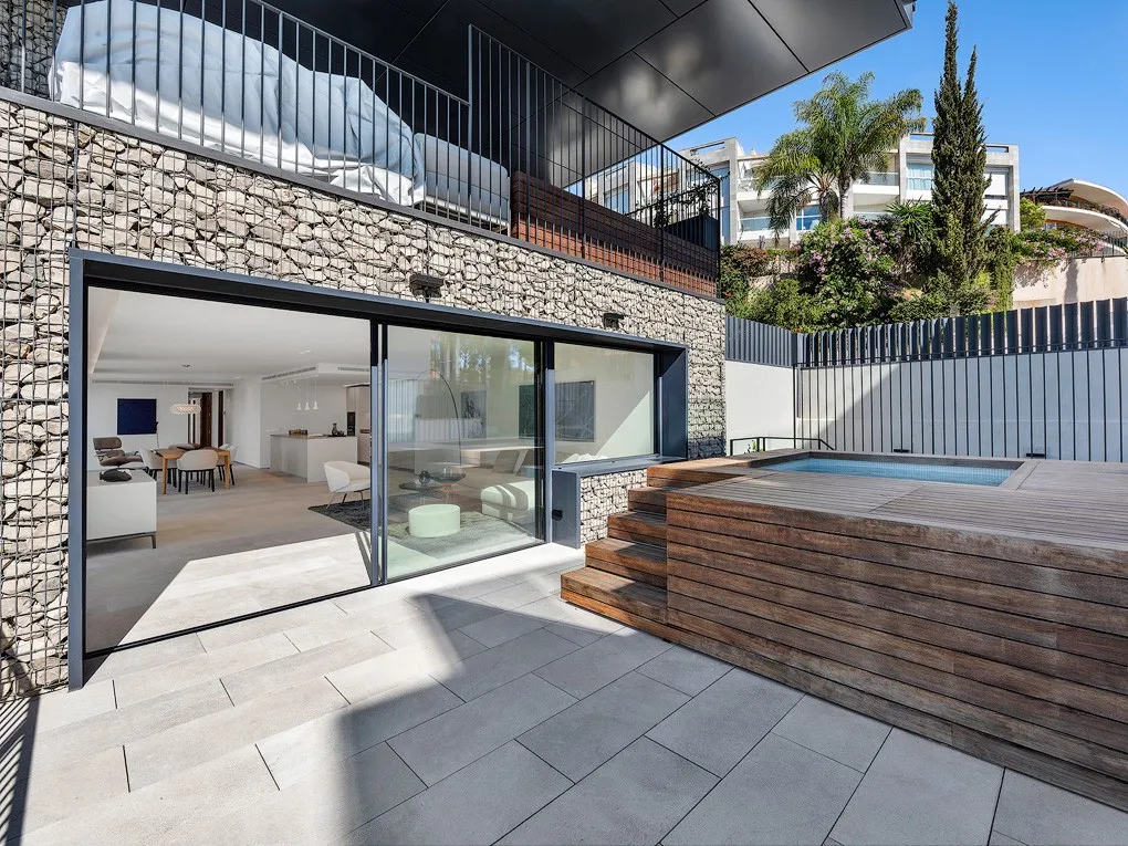 Nowoczesny, nowo wybudowany apartament z prywatnym basenem i fantastycznym widokiem na morze-4