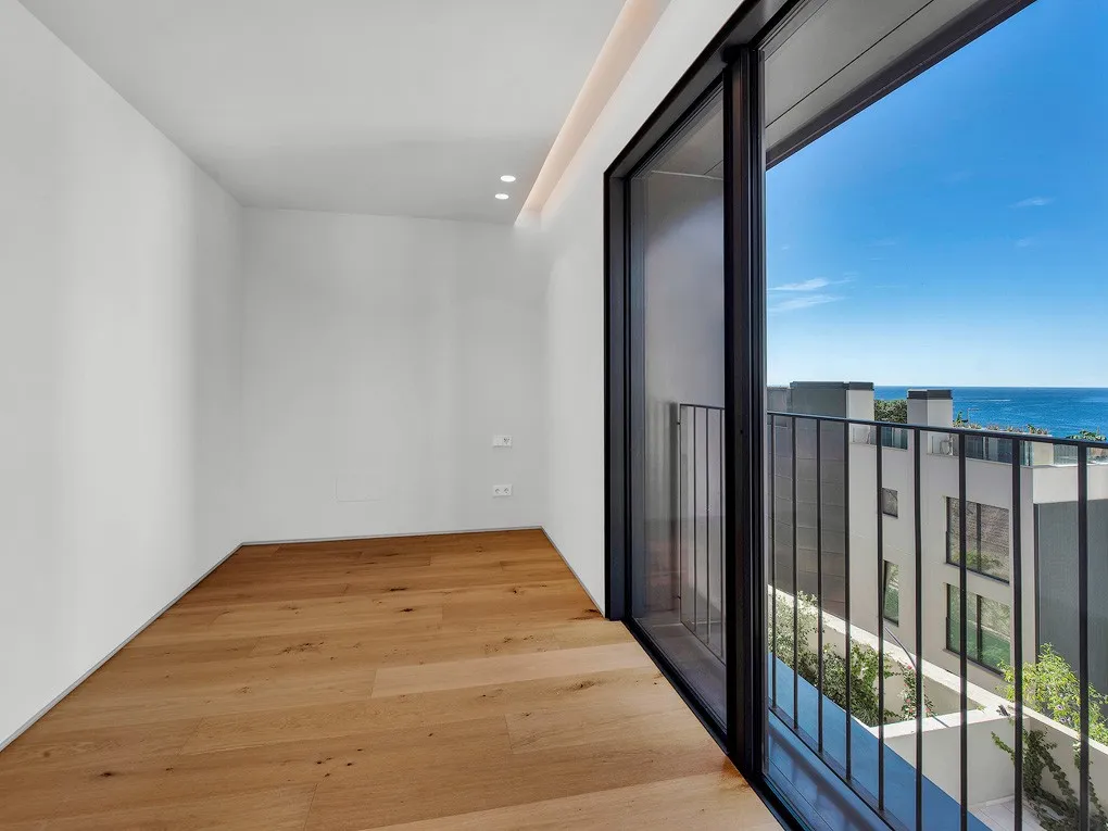 Nowoczesny, nowo wybudowany apartament z prywatnym basenem i fantastycznym widokiem na morze-22