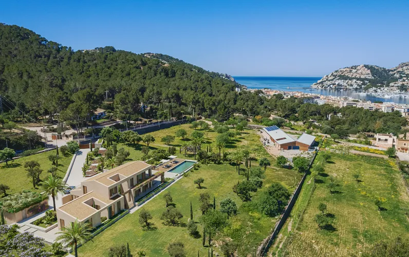 Tidløs nybygget finca tæt på havnen med spektakulær udsigt over Tramuntana