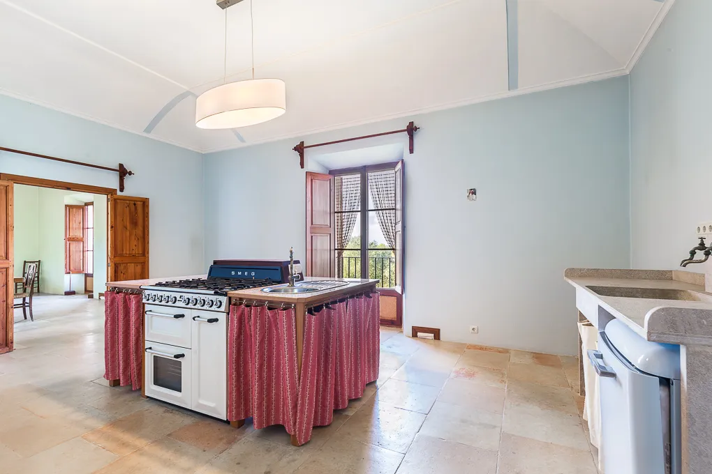 Manoir du 13ème siècle à Sineu avec une vue fantastique-9