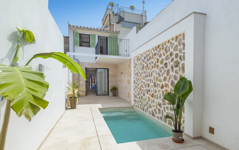 Casa renovada amb pati i piscina al cor de Pollensa