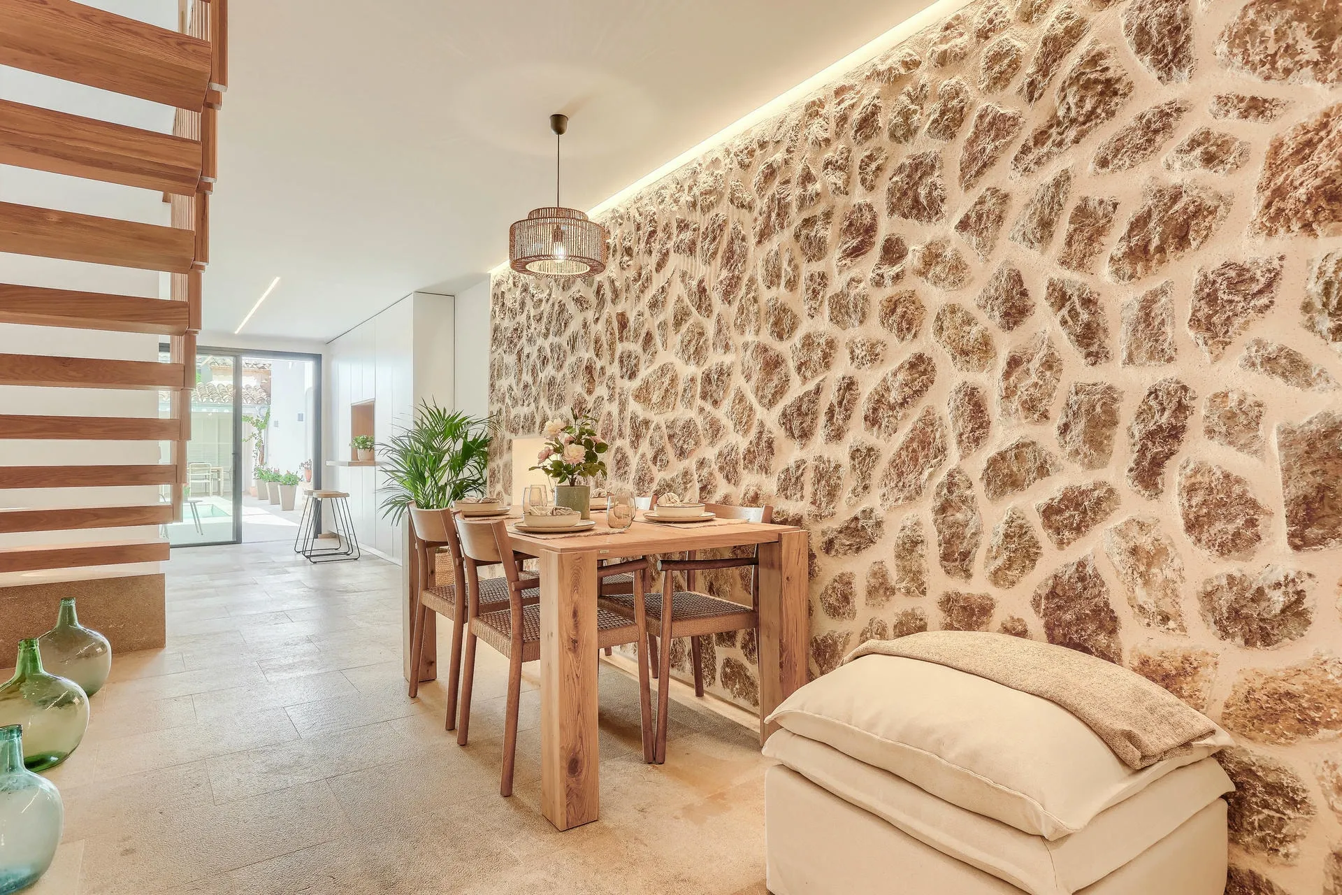 Casa renovada amb pati i piscina al cor de Pollensa-20