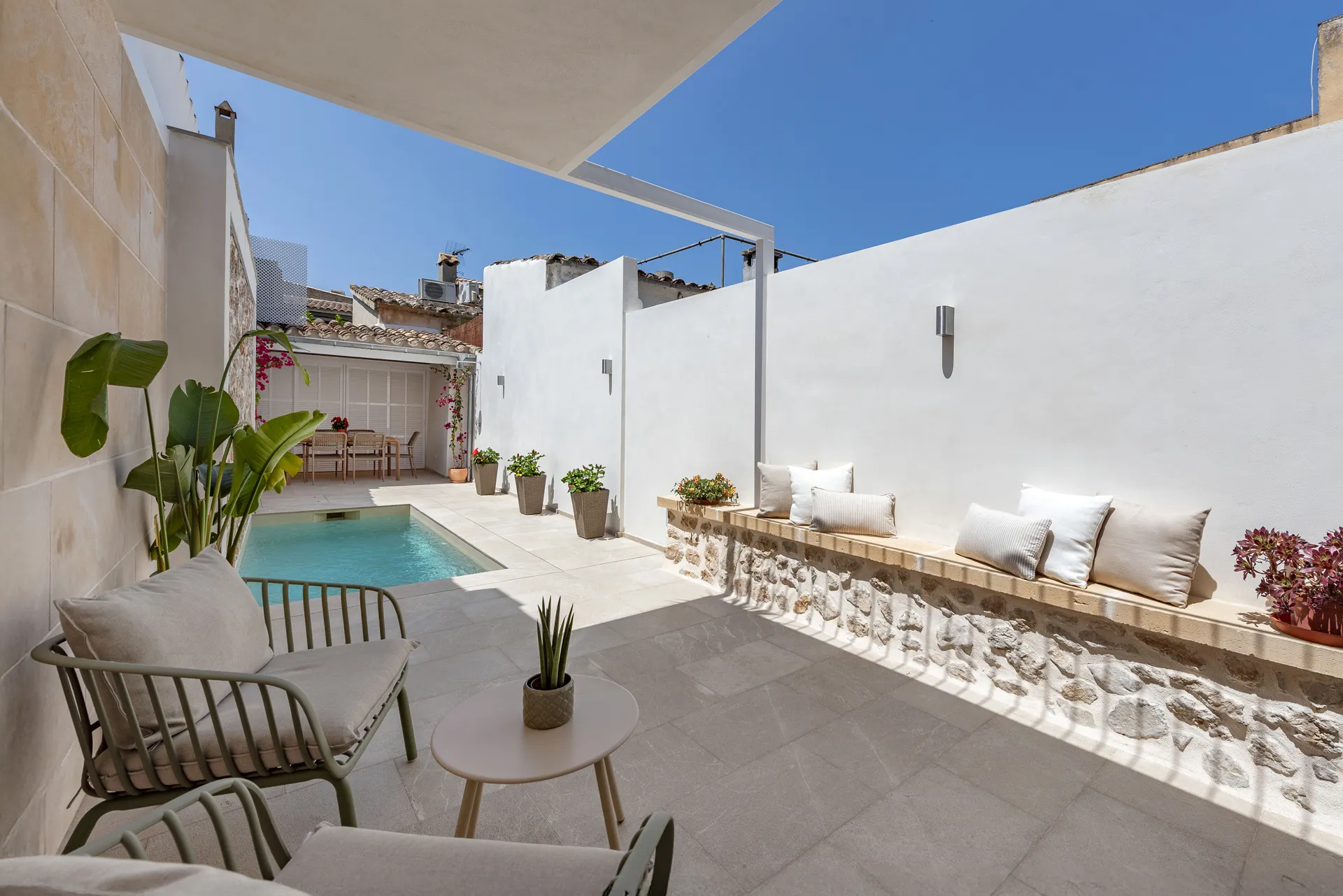 Casa renovada amb pati i piscina al cor de Pollensa-9