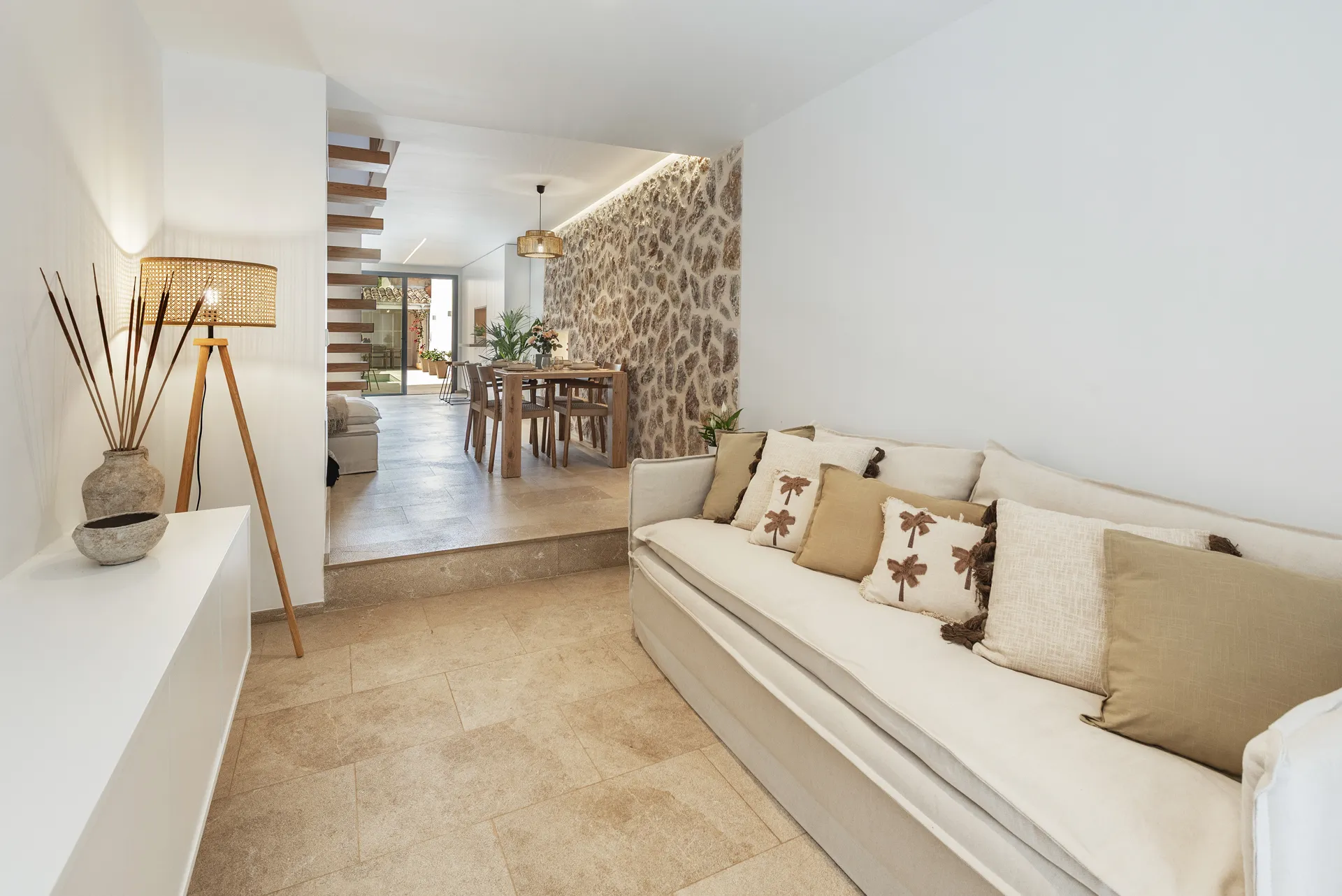 Casa renovada amb pati i piscina al cor de Pollensa-4