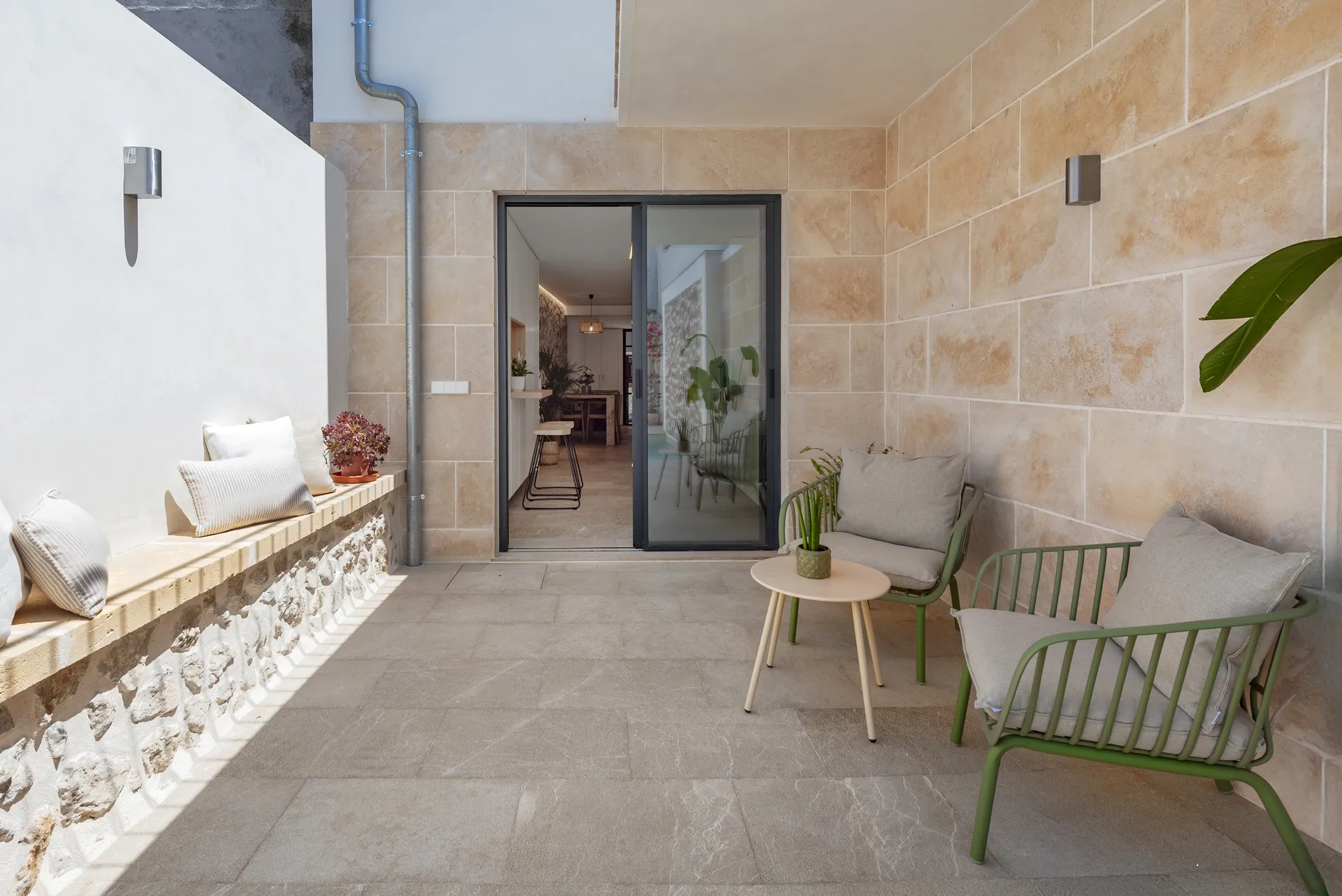 Casa renovada amb pati i piscina al cor de Pollensa-11