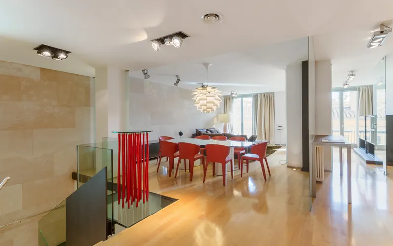 Helles, großzügiges Duplex Apartment mit Parkplatz & Aufzug